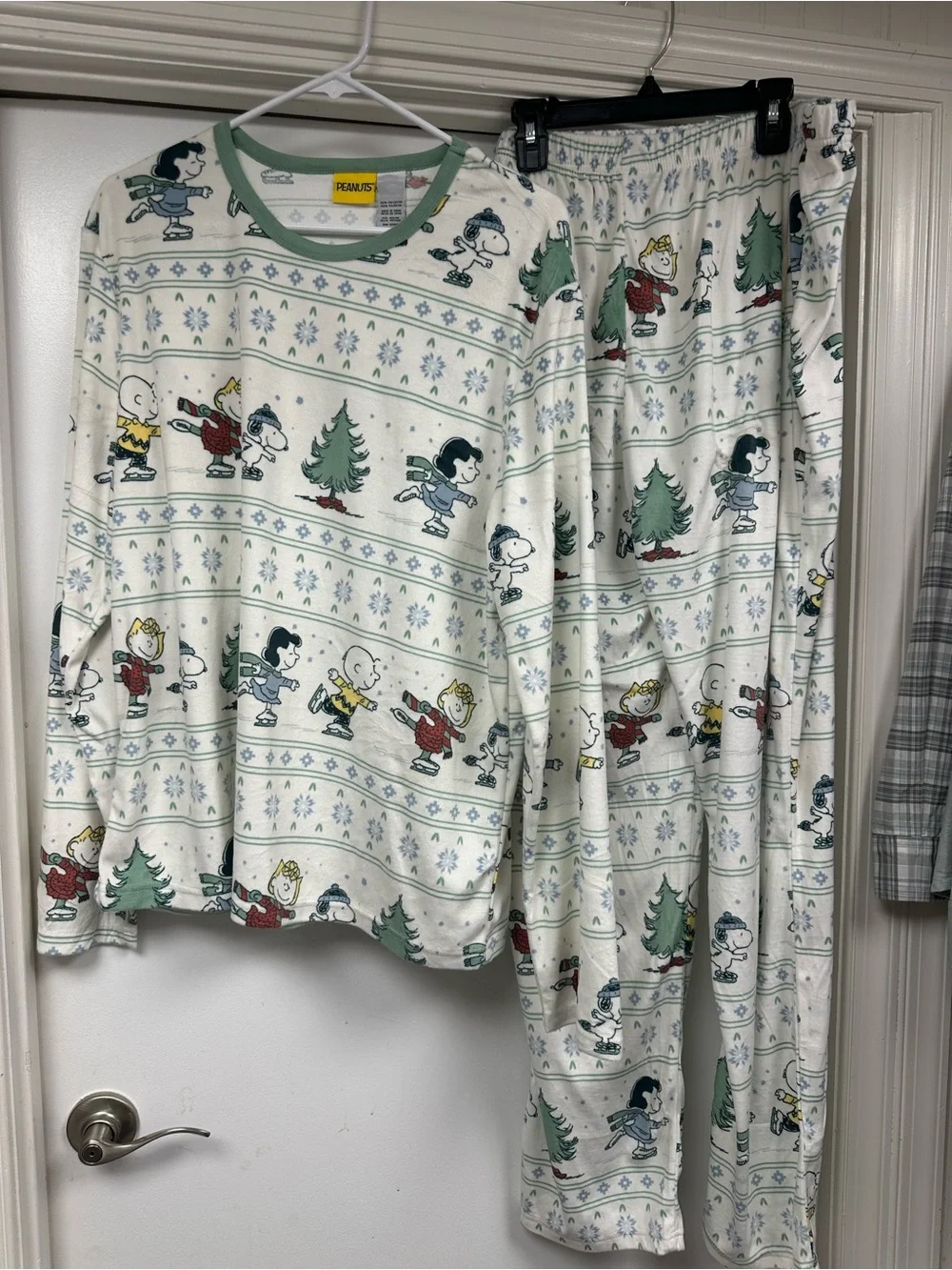 Peanuts women’s Pajama Set in White, Green & Red Size Medium NWT - Picture 1 of 8